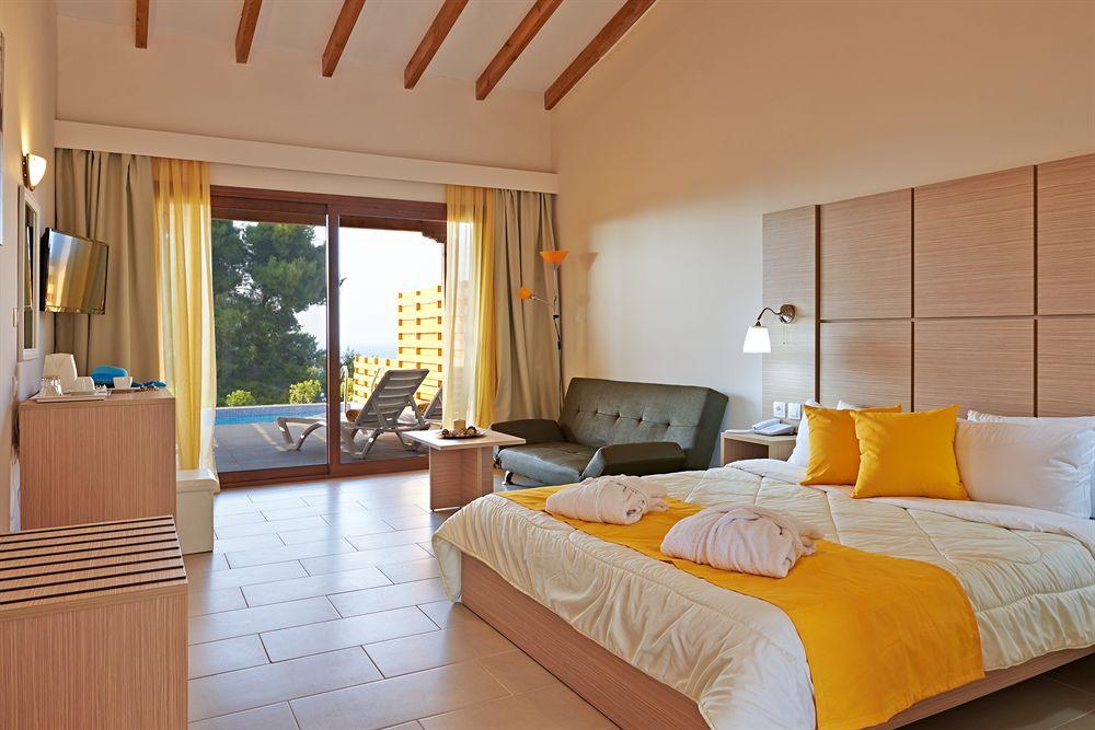 Alia Palace Hotel - Adults Only 16+ Chalkidiki Luaran gambar A room at the hotel