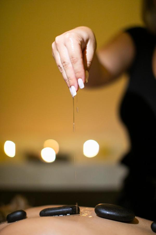 Alia Palace Hotel - Adults Only 16+ Chalkidiki Luaran gambar A woman dripping oil on her hands