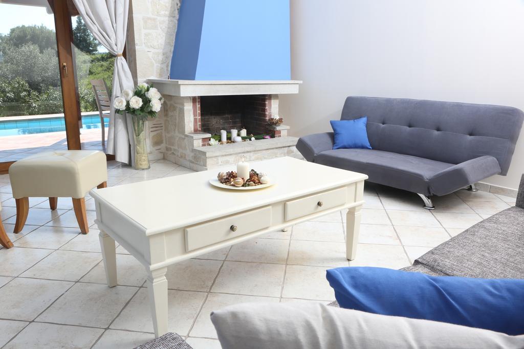 Alia Palace Hotel - Adults Only 16+ Chalkidiki Luaran gambar A living room with a fireplace