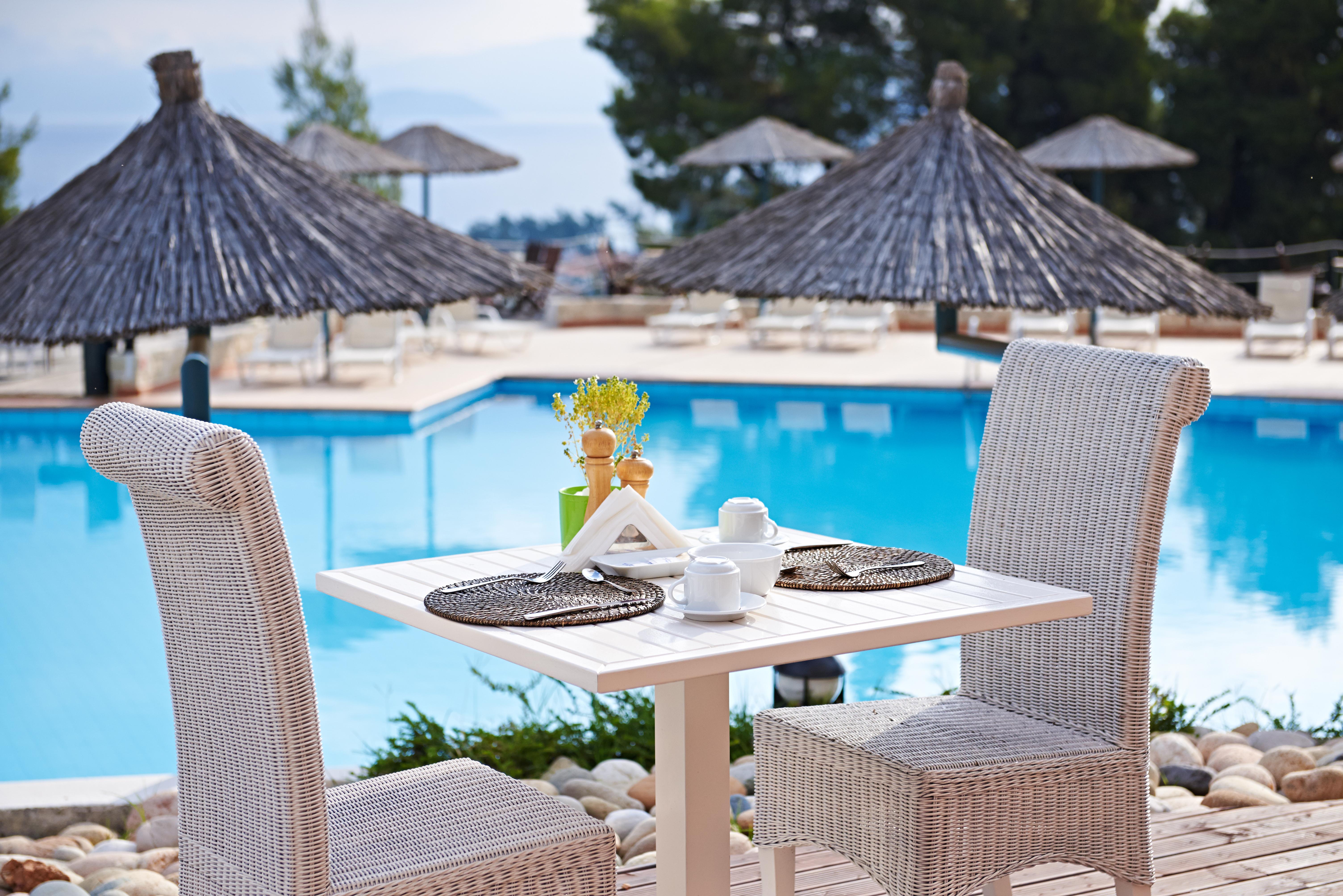 Alia Palace Hotel - Adults Only 16+ Chalkidiki Luaran gambar A poolside table at a hotel