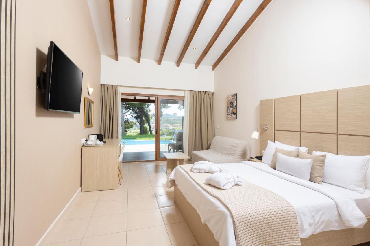 Alia Palace Hotel - Adults Only 16+ Chalkidiki Bilik gambar A room at the resort