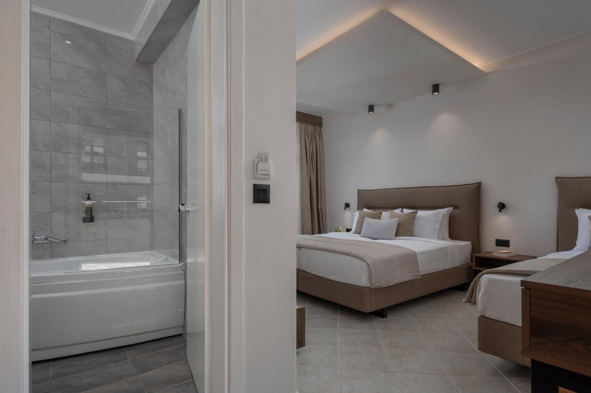 Alia Palace Hotel - Adults Only 16+ Chalkidiki Luaran gambar A room at the hotel