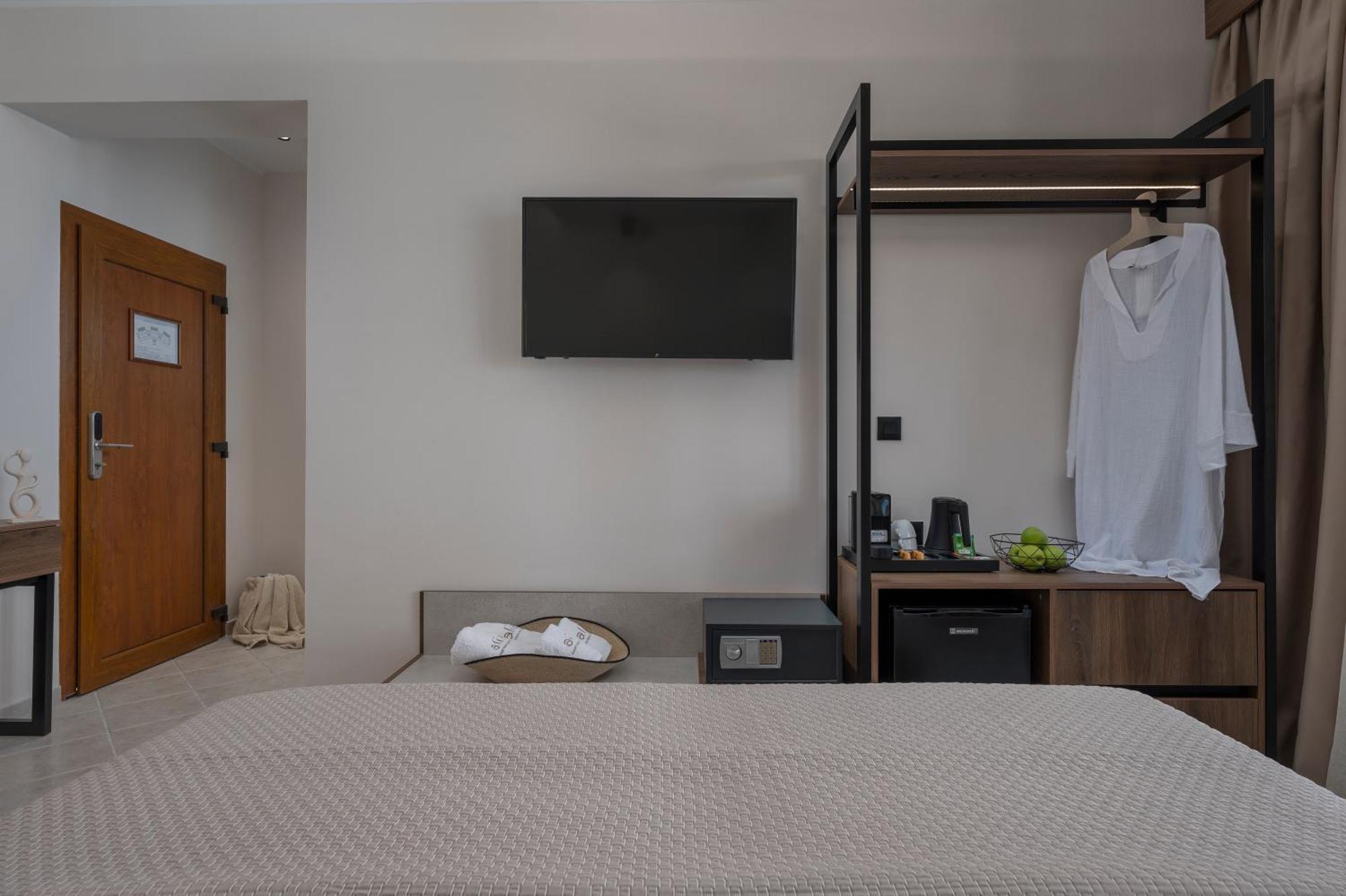 Alia Palace Hotel - Adults Only 16+ Chalkidiki Luaran gambar A room at the hotel