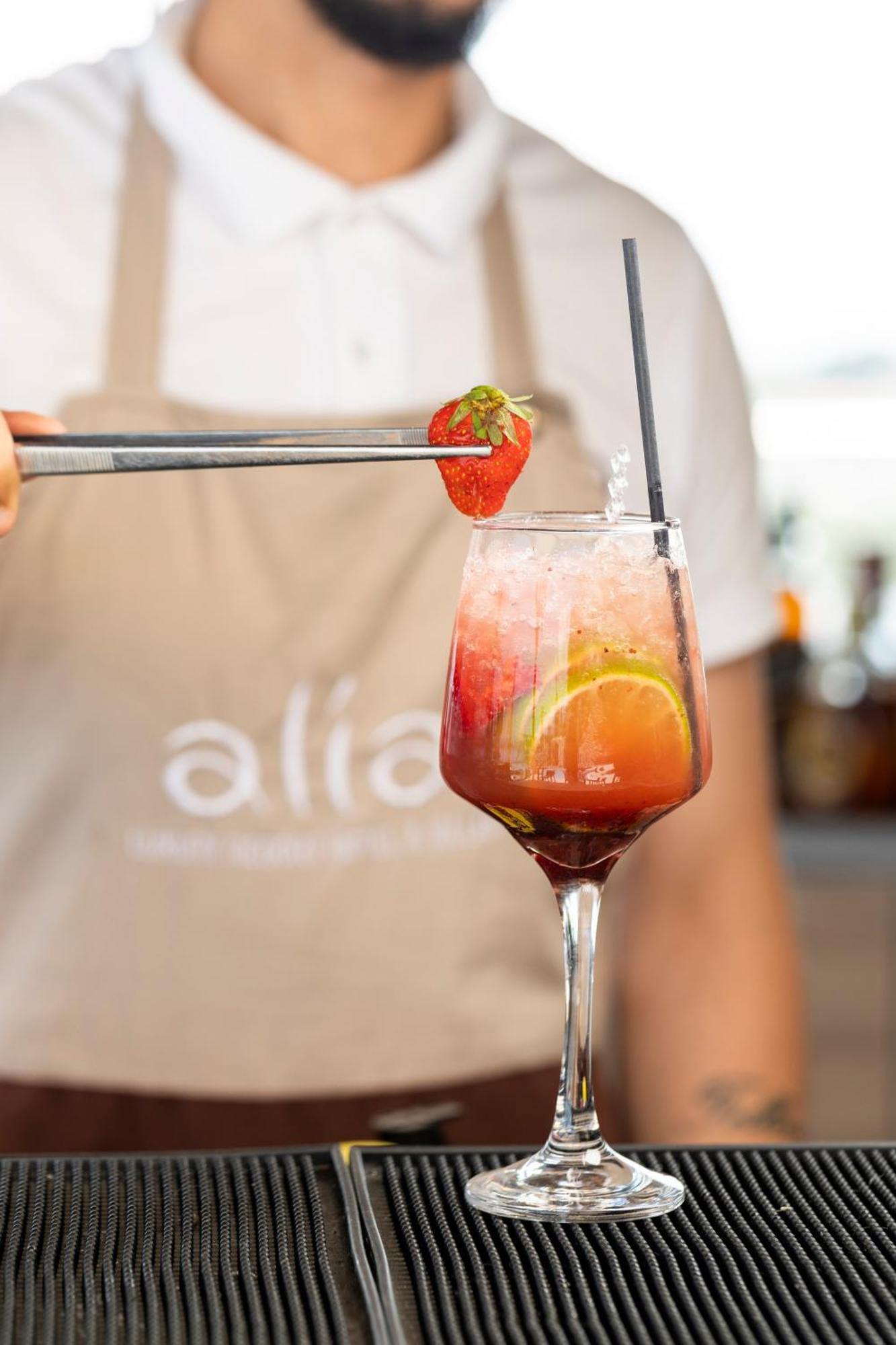 Alia Palace Hotel - Adults Only 16+ Chalkidiki Luaran gambar A strawberry being placed on a strawberry bellini