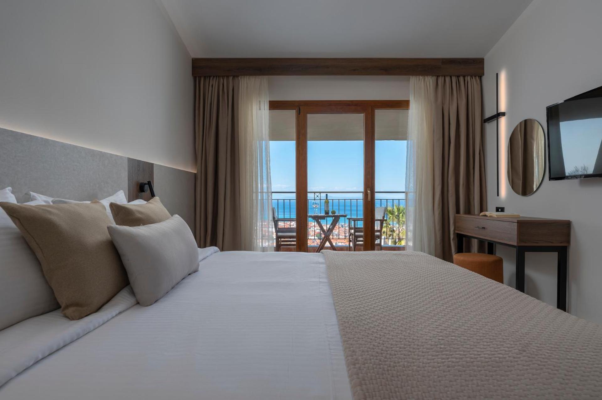 Alia Palace Hotel - Adults Only 16+ Chalkidiki Luaran gambar A room at the hotel