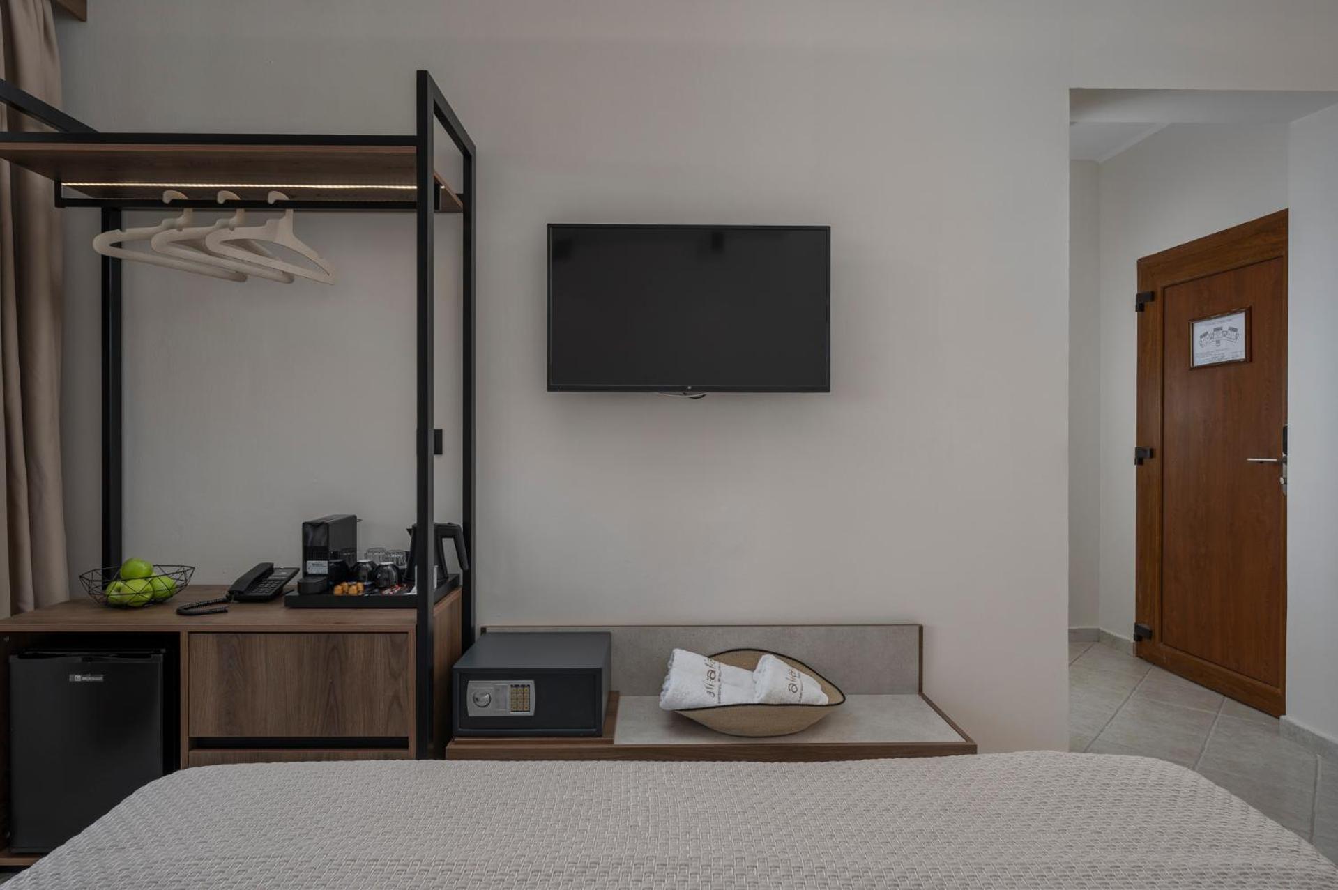 Alia Palace Hotel - Adults Only 16+ Chalkidiki Luaran gambar A room at the hotel