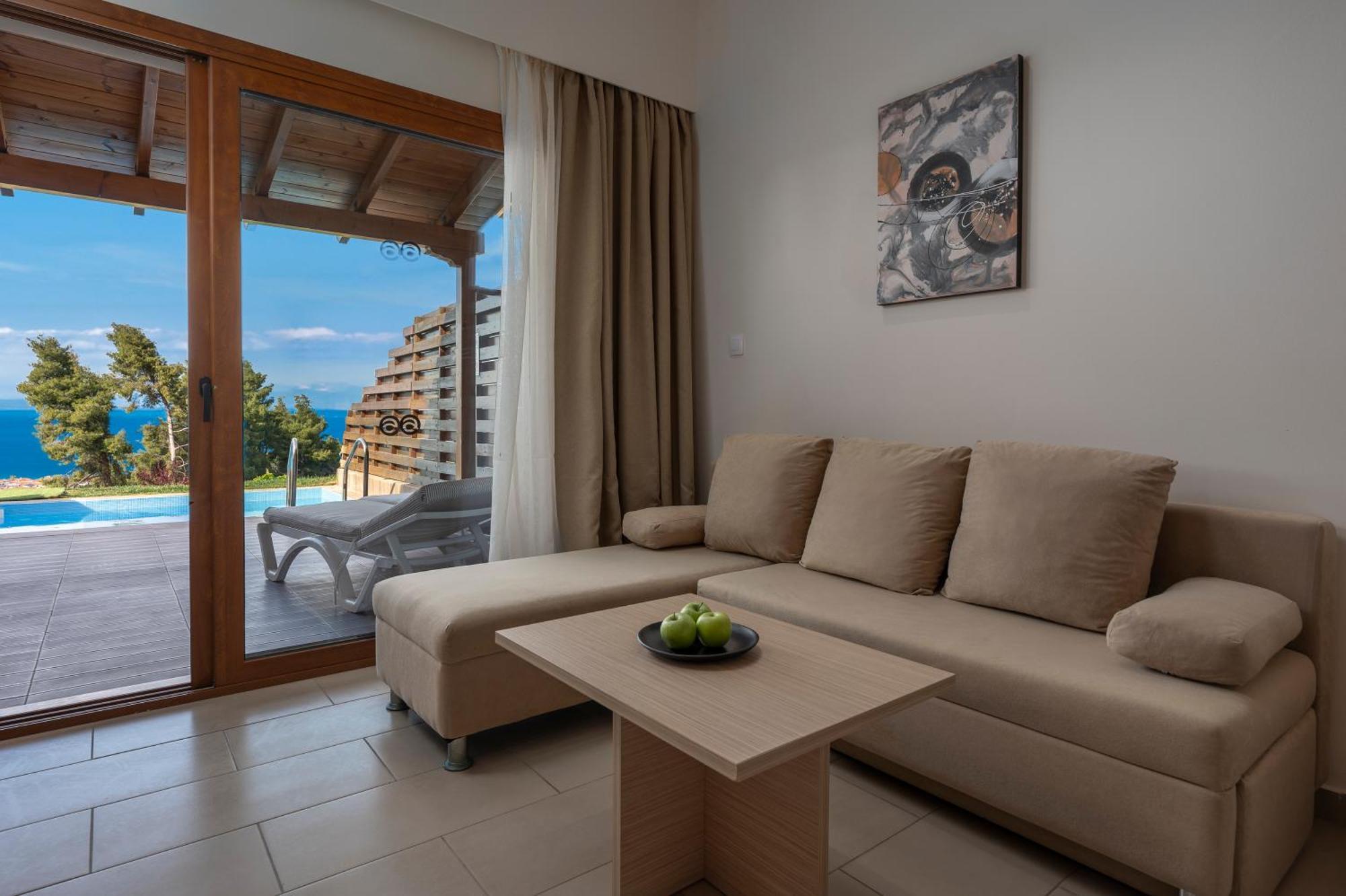 Alia Palace Hotel - Adults Only 16+ Chalkidiki Luaran gambar A living room with a sofa