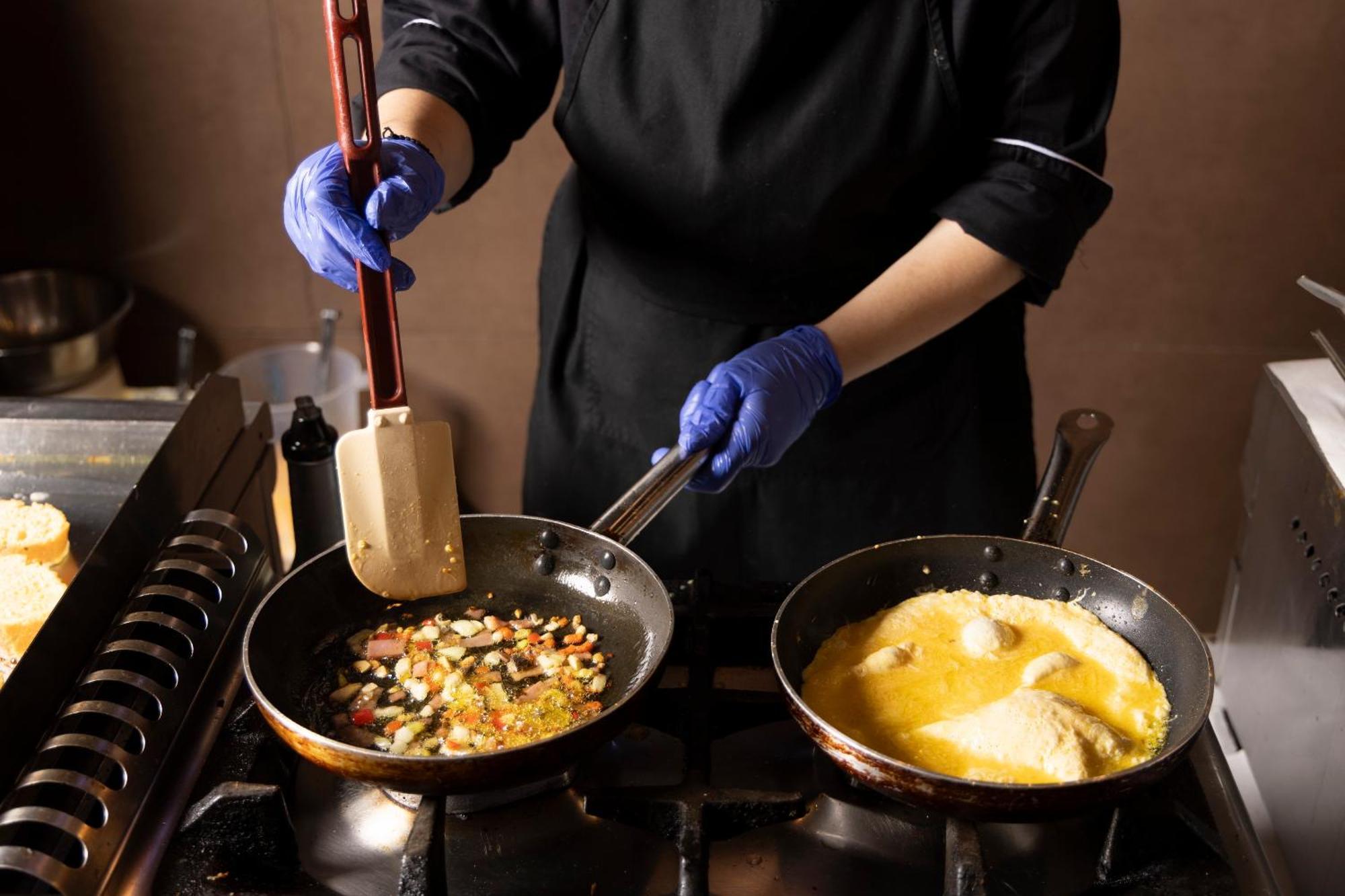 Alia Palace Hotel - Adults Only 16+ Chalkidiki Luaran gambar A chef cooking