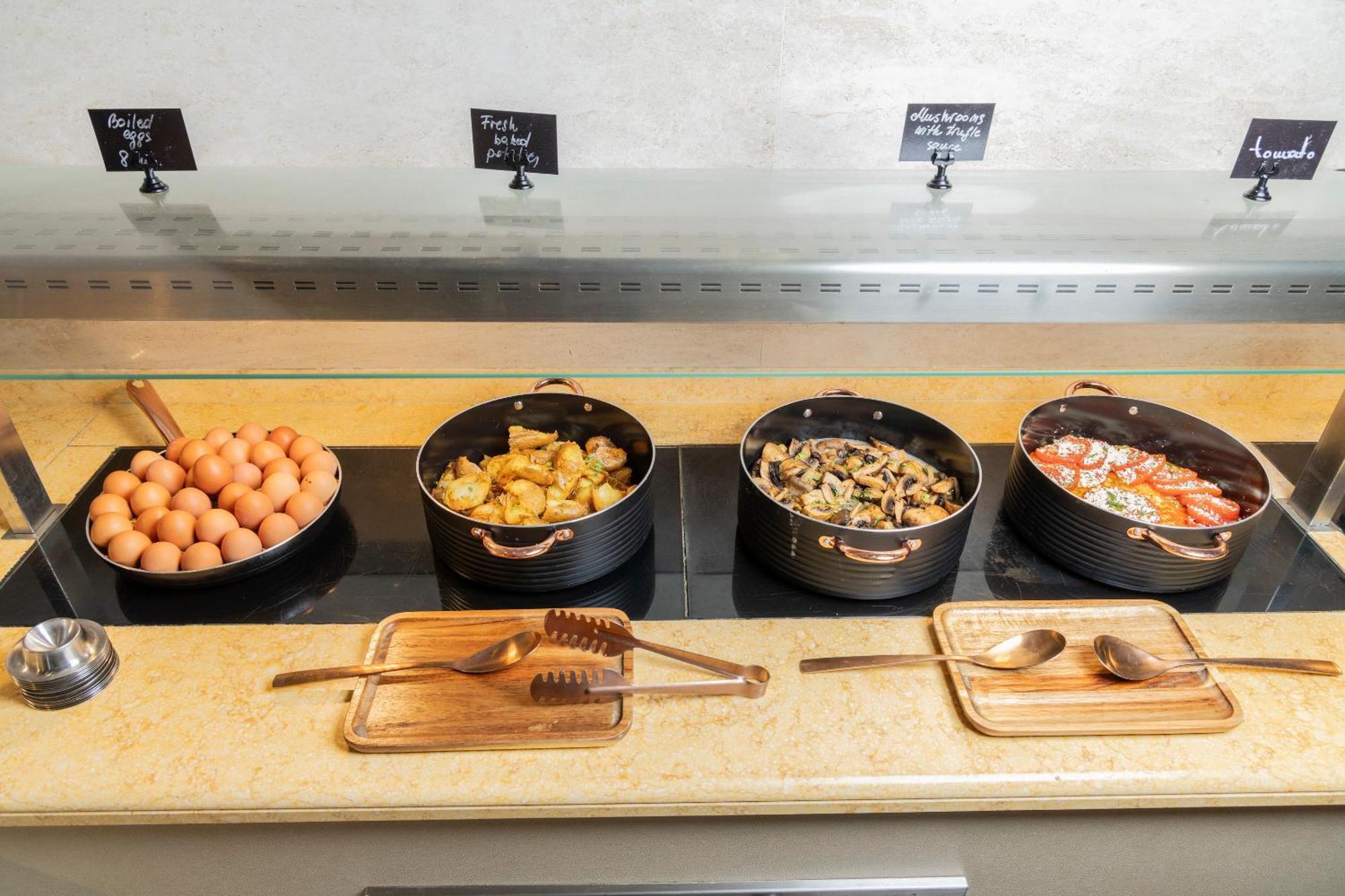 Alia Palace Hotel - Adults Only 16+ Chalkidiki Luaran gambar A breakfast buffet at a hotel
