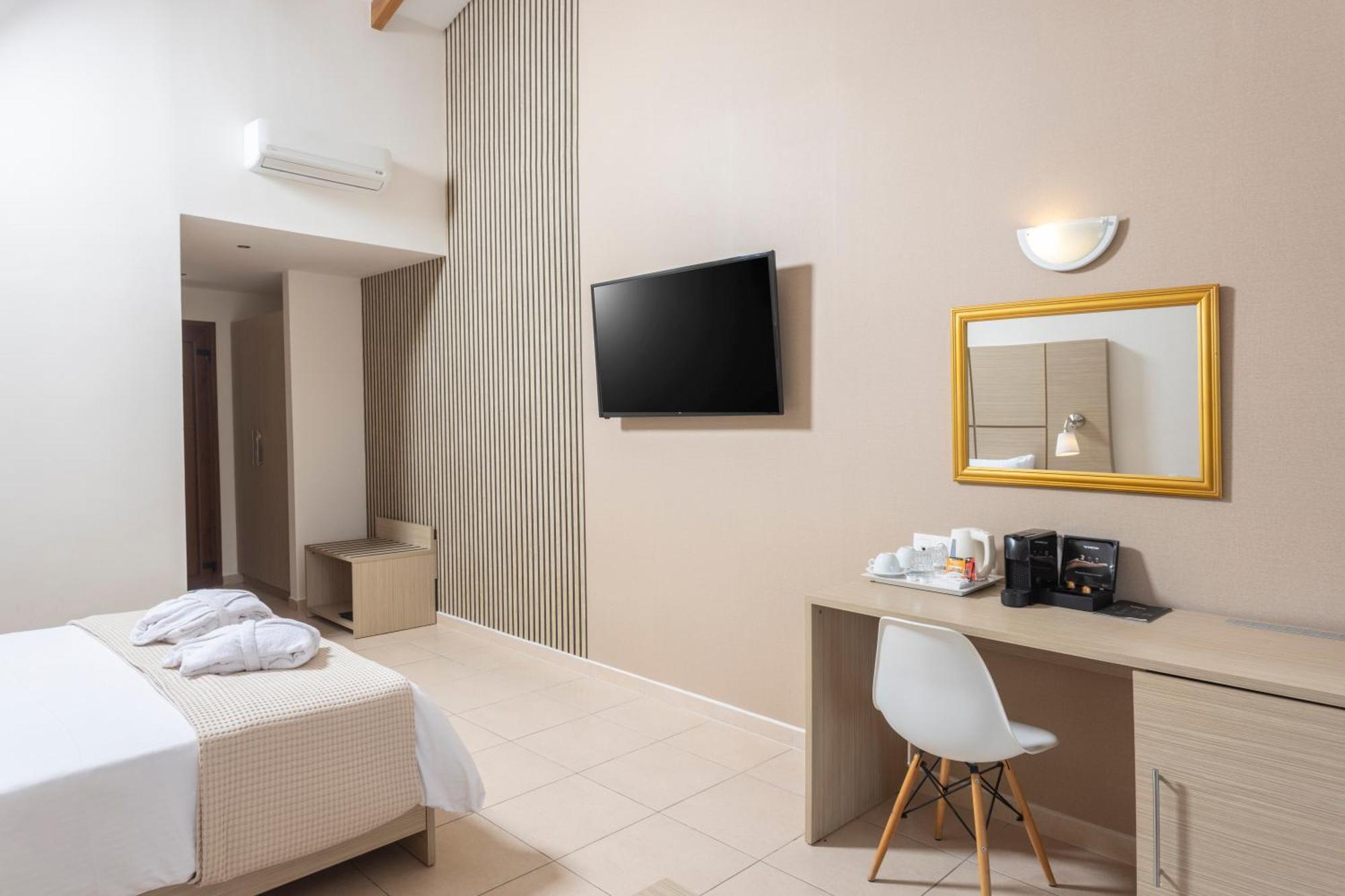 Alia Palace Hotel - Adults Only 16+ Chalkidiki Bilik gambar A room at the hotel