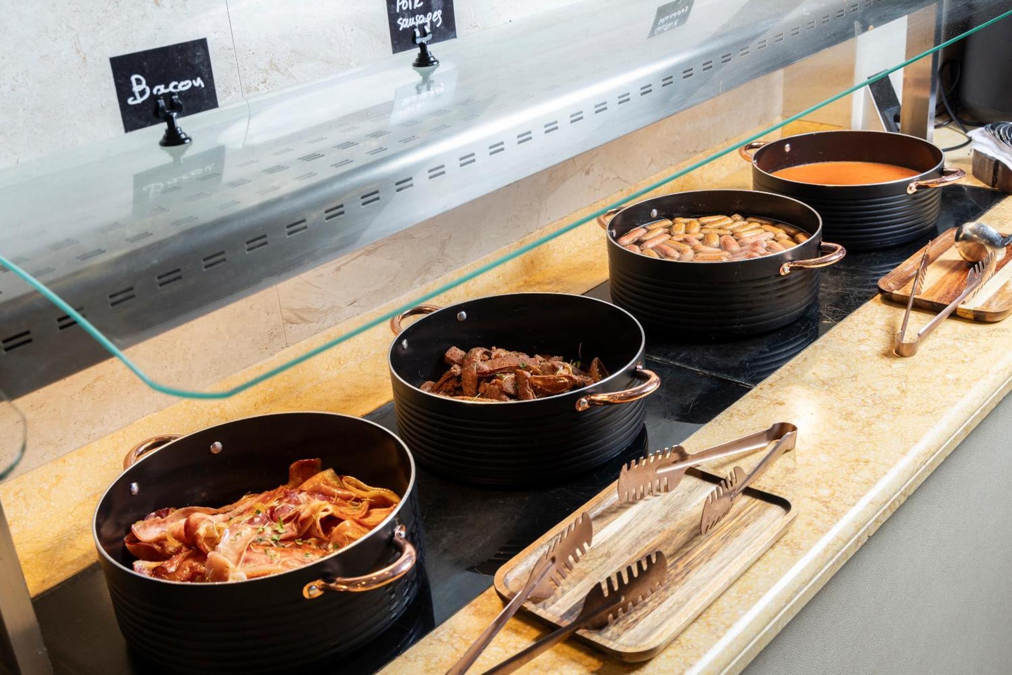 Alia Palace Hotel - Adults Only 16+ Chalkidiki Luaran gambar Bacon, sausage, chicken and cheese at a salad bar