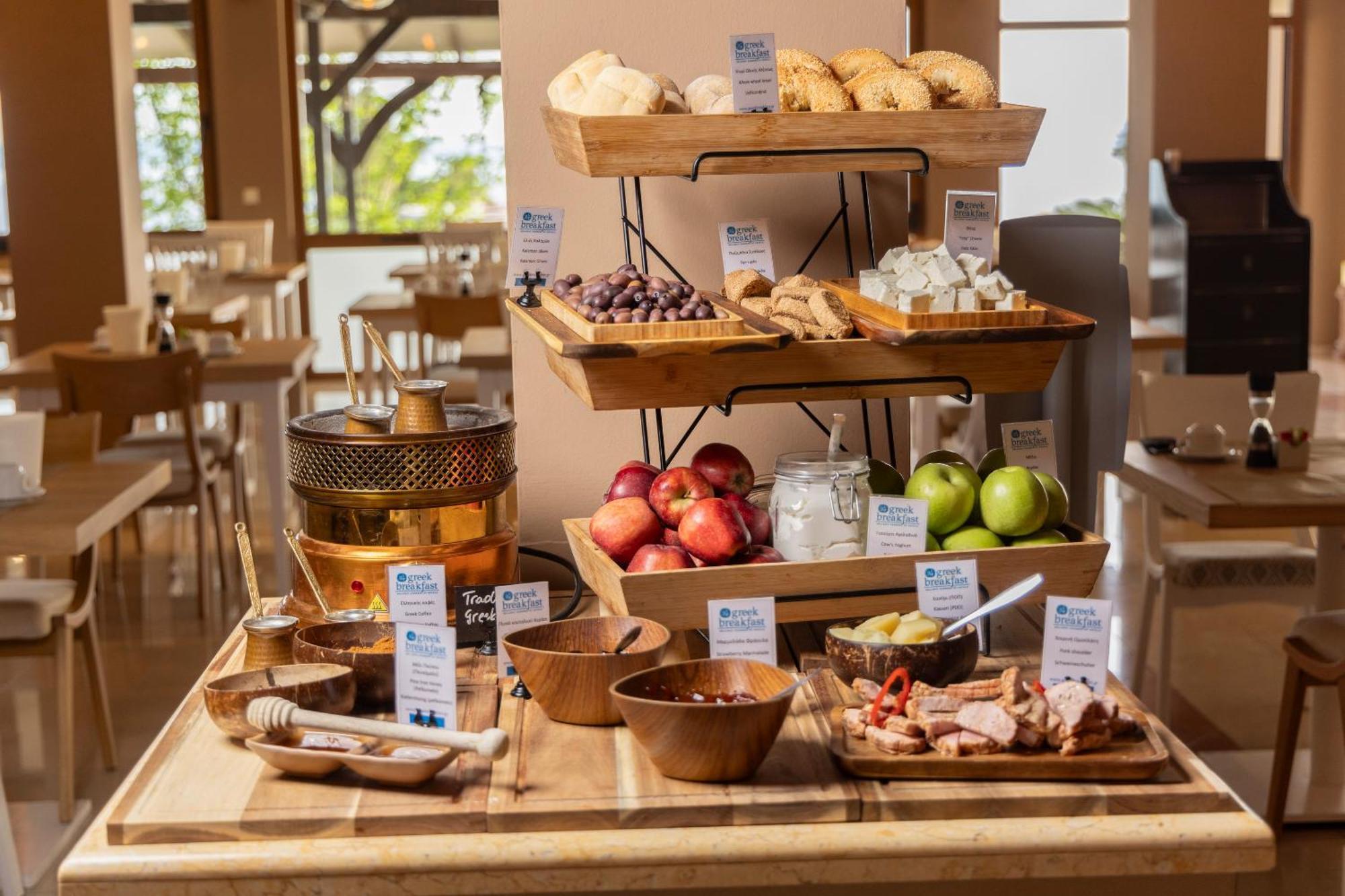 Alia Palace Hotel - Adults Only 16+ Chalkidiki Luaran gambar A buffet at a hotel