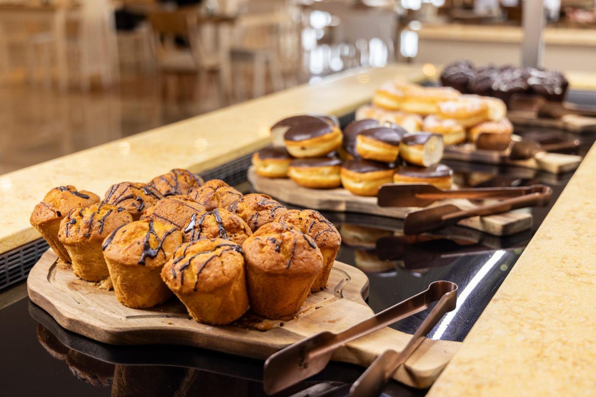 Alia Palace Hotel - Adults Only 16+ Chalkidiki Luaran gambar A selection of pastries at a buffet