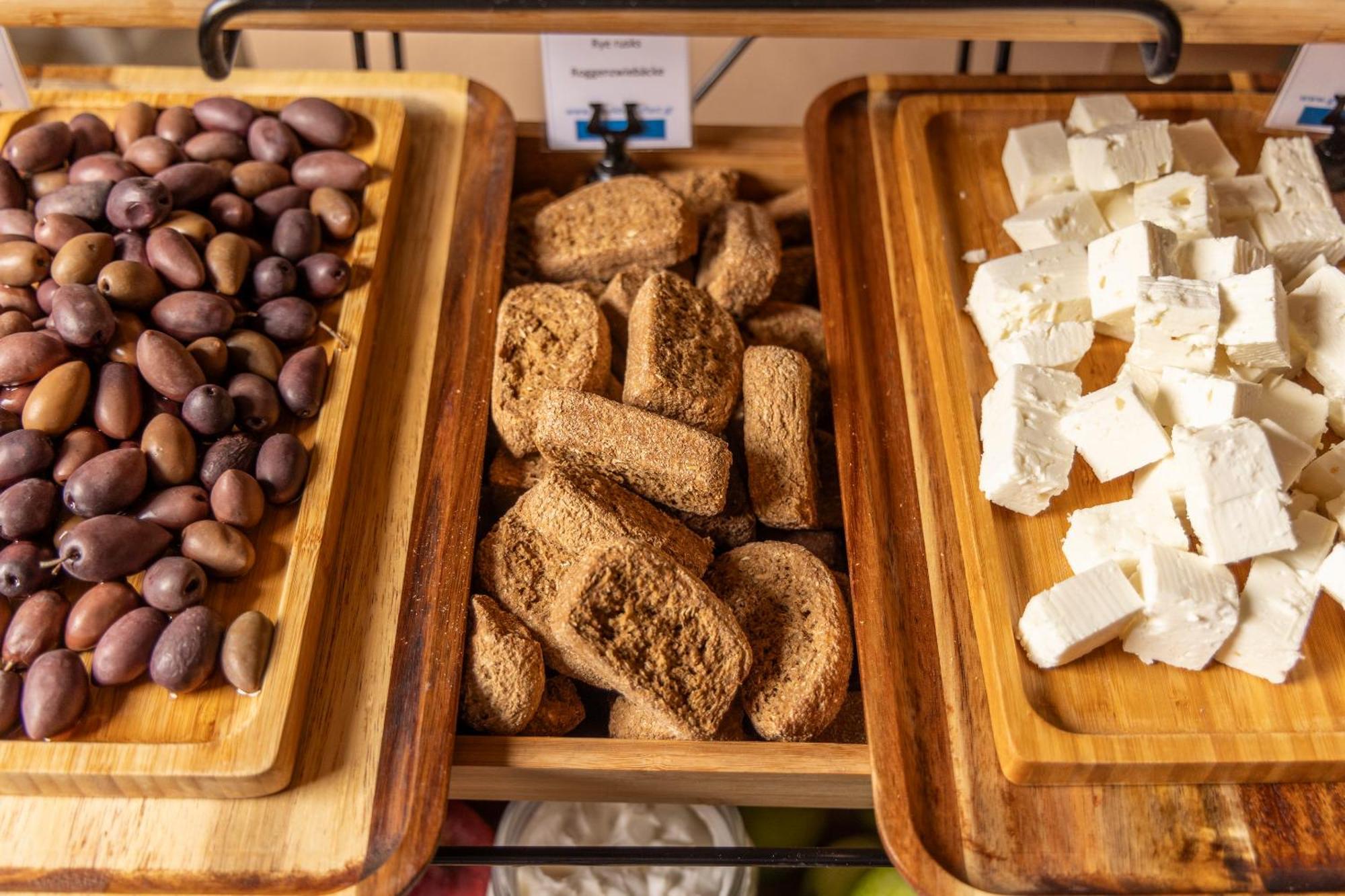 Alia Palace Hotel - Adults Only 16+ Chalkidiki Luaran gambar Feta cheese with olives and halva